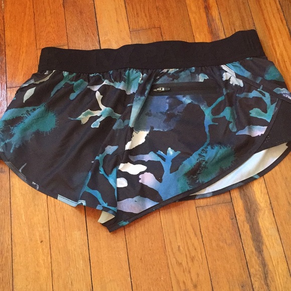 NWT Ivy Park Cloud Print Perforated Running Shorts - Picture 6 of 6